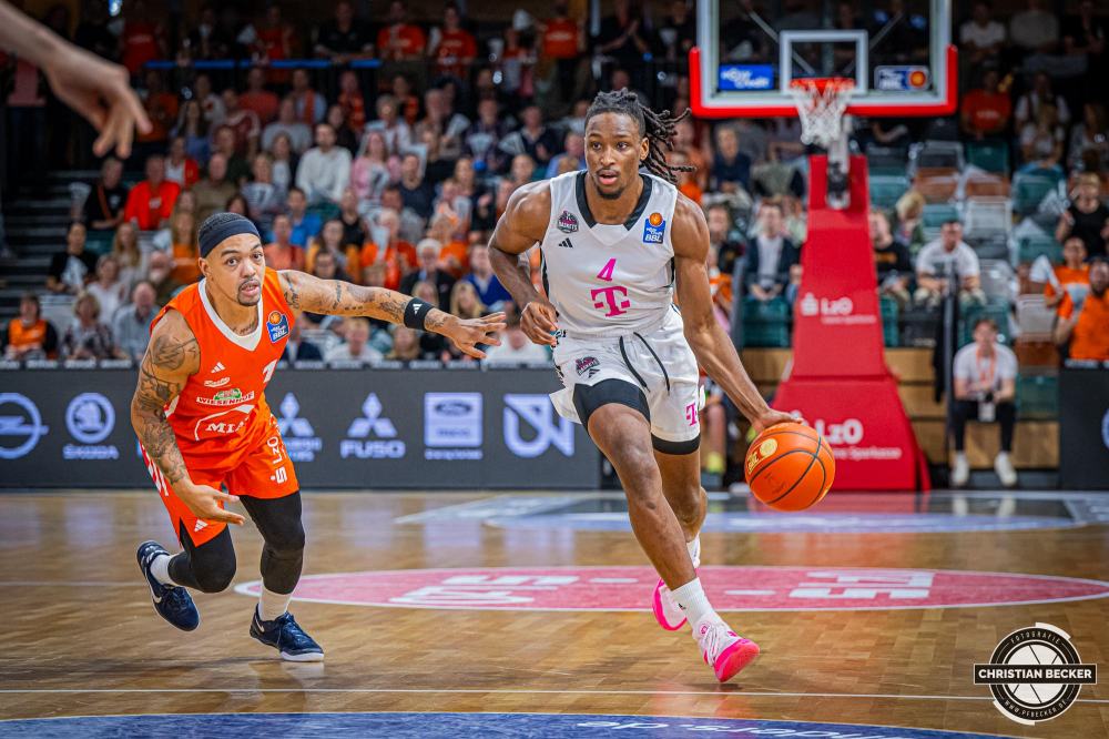 1. Basketball Bundesliga, easyCredit BBL, Saison 2024/2025, Herren, Hauptrunde, 1. Spieltag, 25.09.2024, RASTA Vechta -  Telekom Baskets Bonn
Phlandrous Fleming Jr. (#4 - Telekom Baskets Bonn) in Aktion gegen Justin Robinson (#12 - RASTA Vechta)
Schlüsselwörter: 1. Bundesliga;1. Spieltag;25.09.2024;BBL;Basketball;Baskets;Bonn;Hauptrunde;Liga;RASTA;RASTA Dome;Saison 2024/2025;Telekom;Vechta;easycredit