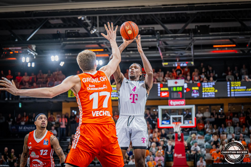 1. Basketball Bundesliga, easyCredit BBL, Saison 2024/2025, Herren, Hauptrunde, 1. Spieltag, 25.09.2024, RASTA Vechta -  Telekom Baskets Bonn
Phlandrous Fleming Jr. (#4 - Telekom Baskets Bonn) beim Jumpshot gegen Johann Gr&uuml;nloh (#17 - RASTA Vechta)
Schlüsselwörter: 1. Bundesliga;1. Spieltag;25.09.2024;BBL;Basketball;Baskets;Bonn;Hauptrunde;Liga;RASTA;RASTA Dome;Saison 2024/2025;Telekom;Vechta;easycredit