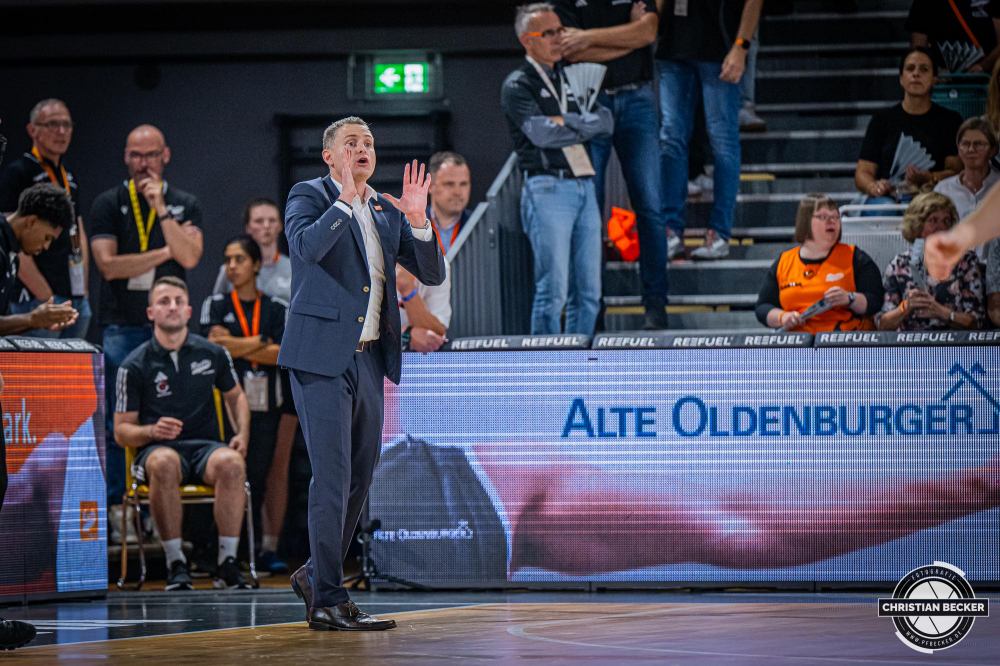 1. Basketball Bundesliga, easyCredit BBL, Saison 2024/2025, Herren, Hauptrunde, 1. Spieltag, 25.09.2024, RASTA Vechta -  Telekom Baskets Bonn
Martin Schiller (Headcoach - RASTA Vechta) w&auml;hrend der Partie
Schlüsselwörter: 1. Bundesliga;1. Spieltag;25.09.2024;BBL;Basketball;Baskets;Bonn;Hauptrunde;Liga;RASTA;RASTA Dome;Saison 2024/2025;Telekom;Vechta;easycredit
