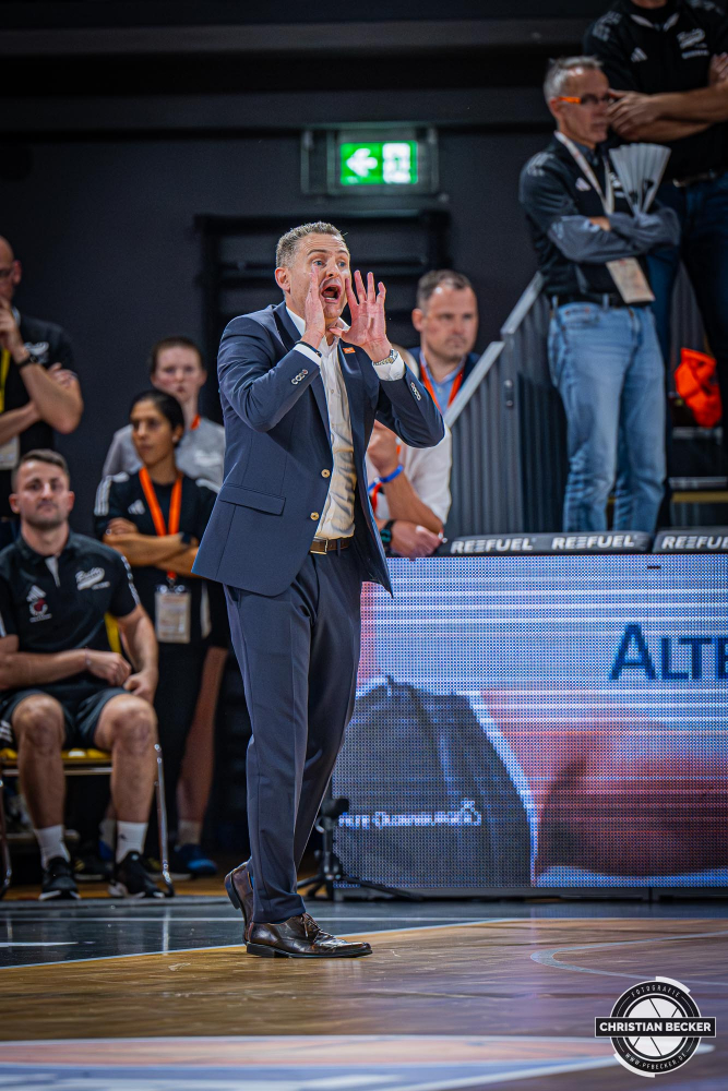 1. Basketball Bundesliga, easyCredit BBL, Saison 2024/2025, Herren, Hauptrunde, 1. Spieltag, 25.09.2024, RASTA Vechta -  Telekom Baskets Bonn
Martin Schiller (Headcoach - RASTA Vechta) w&auml;hrend der Partie
Schlüsselwörter: 1. Bundesliga;1. Spieltag;25.09.2024;BBL;Basketball;Baskets;Bonn;Hauptrunde;Liga;RASTA;RASTA Dome;Saison 2024/2025;Telekom;Vechta;easycredit