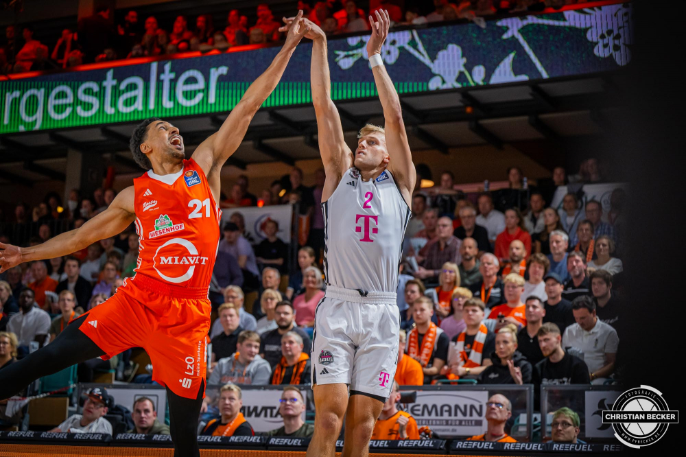 1. Basketball Bundesliga, easyCredit BBL, Saison 2024/2025, Herren, Hauptrunde, 1. Spieltag, 25.09.2024, RASTA Vechta -  Telekom Baskets Bonn
Sam Griesel (#2 - Telekom Baskets Bonn) beim Jumpshot gegen Joel Aminu (#21 - RASTA Vechta)
Schlüsselwörter: 1. Bundesliga;1. Spieltag;25.09.2024;BBL;Basketball;Baskets;Bonn;Hauptrunde;Liga;RASTA;RASTA Dome;Saison 2024/2025;Telekom;Vechta;easycredit