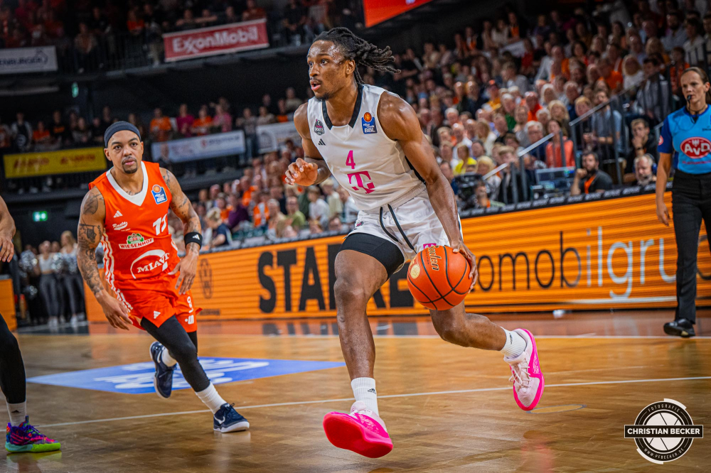 1. Basketball Bundesliga, easyCredit BBL, Saison 2024/2025, Herren, Hauptrunde, 1. Spieltag, 25.09.2024, RASTA Vechta -  Telekom Baskets Bonn
Phlandrous Fleming Jr. (#4 - Telekom Baskets Bonn) in Aktion
Schlüsselwörter: 1. Bundesliga;1. Spieltag;25.09.2024;BBL;Basketball;Baskets;Bonn;Hauptrunde;Liga;RASTA;RASTA Dome;Saison 2024/2025;Telekom;Vechta;easycredit