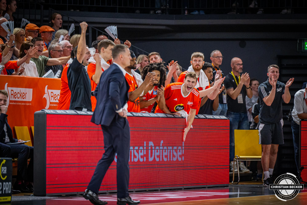 1. Basketball Bundesliga, easyCredit BBL, Saison 2024/2025, Herren, Hauptrunde, 1. Spieltag, 25.09.2024, RASTA Vechta -  Telekom Baskets Bonn
Das Team von RASTA Vechta zeigt Emotionen w&auml;hrend der Partie
Schlüsselwörter: 1. Bundesliga;1. Spieltag;25.09.2024;BBL;Basketball;Baskets;Bonn;Hauptrunde;Liga;RASTA;RASTA Dome;Saison 2024/2025;Telekom;Vechta;easycredit