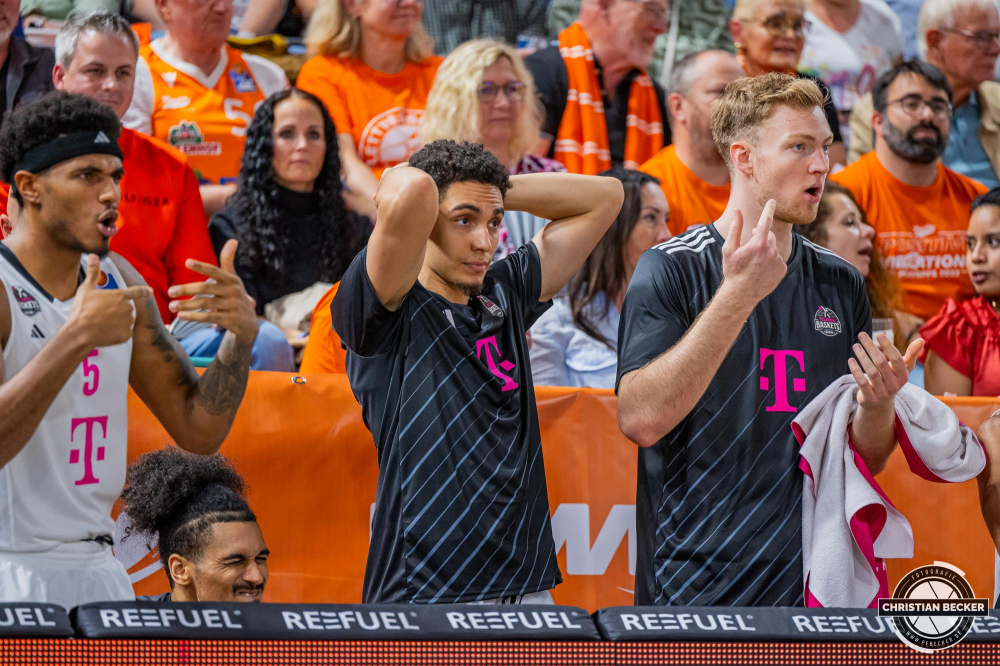 1. Basketball Bundesliga, easyCredit BBL, Saison 2024/2025, Herren, Hauptrunde, 1. Spieltag, 25.09.2024, RASTA Vechta -  Telekom Baskets Bonn
Das Team der Telekom Baskets Bonn w&auml;hrend der Partie
Schlüsselwörter: 1. Bundesliga;1. Spieltag;25.09.2024;BBL;Basketball;Baskets;Bonn;Hauptrunde;Liga;RASTA;RASTA Dome;Saison 2024/2025;Telekom;Vechta;easycredit