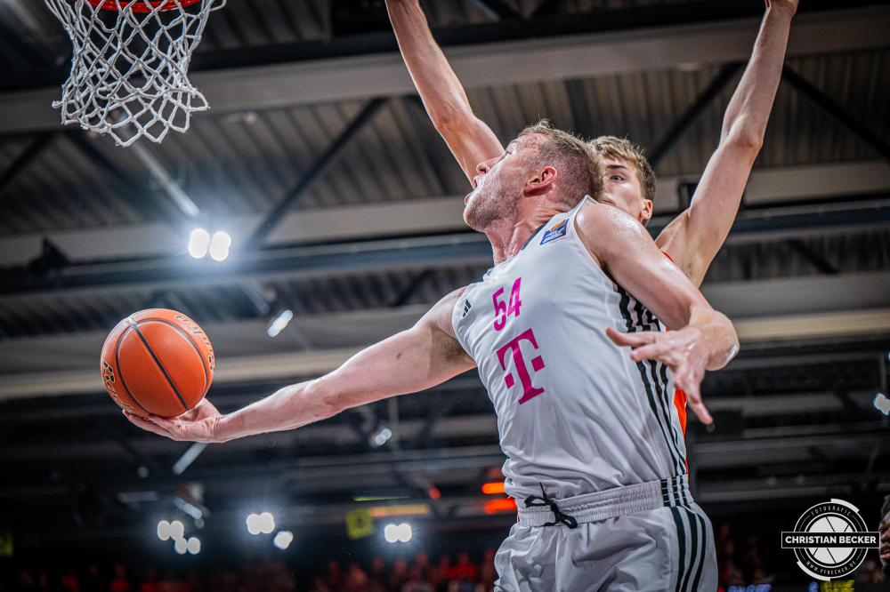 1. Basketball Bundesliga, easyCredit BBL, Saison 2024/2025, Herren, Hauptrunde, 1. Spieltag, 25.09.2024, RASTA Vechta -  Telekom Baskets Bonn
Thomas Kennedy (#54 - Telekom Baskets Bonn) beim Korbleger
Schlüsselwörter: 1. Bundesliga;1. Spieltag;25.09.2024;BBL;Basketball;Baskets;Bonn;Hauptrunde;Liga;RASTA;RASTA Dome;Saison 2024/2025;Telekom;Vechta;easycredit