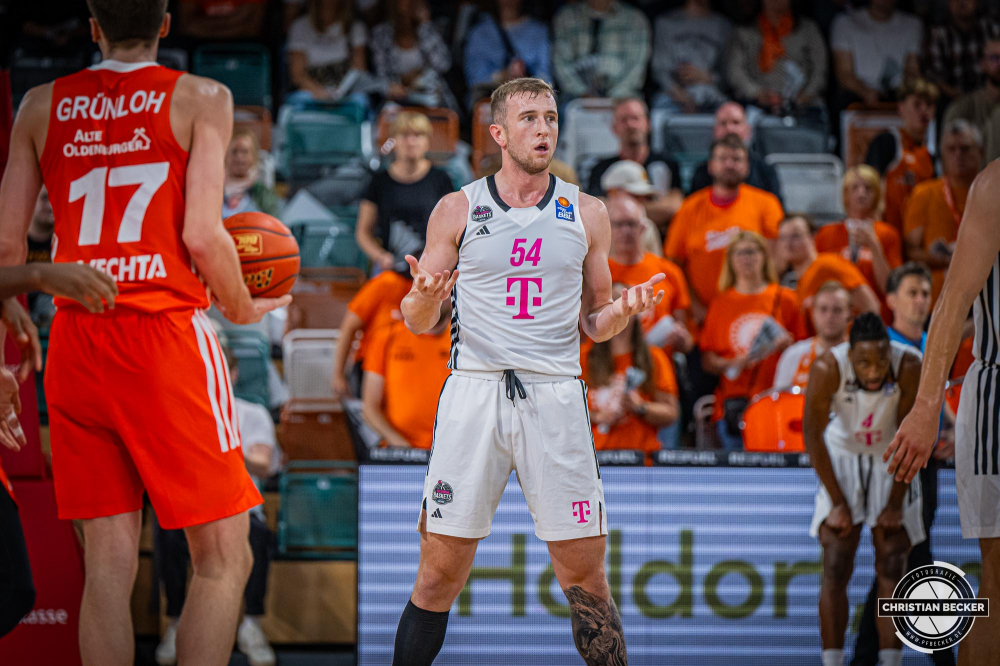 1. Basketball Bundesliga, easyCredit BBL, Saison 2024/2025, Herren, Hauptrunde, 1. Spieltag, 25.09.2024, RASTA Vechta -  Telekom Baskets Bonn
Thomas Kennedy (#54 - Telekom Baskets Bonn) w&auml;hrend der Partie
Schlüsselwörter: 1. Bundesliga;1. Spieltag;25.09.2024;BBL;Basketball;Baskets;Bonn;Hauptrunde;Liga;RASTA;RASTA Dome;Saison 2024/2025;Telekom;Vechta;easycredit