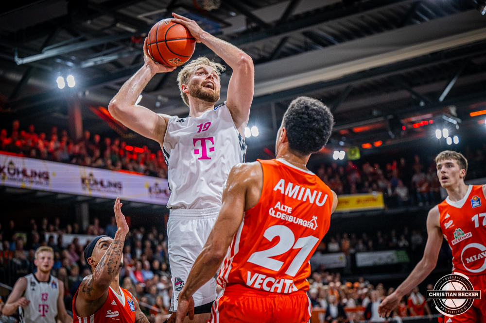 1. Basketball Bundesliga, easyCredit BBL, Saison 2024/2025, Herren, Hauptrunde, 1. Spieltag, 25.09.2024, RASTA Vechta -  Telekom Baskets Bonn
Till Pape (#19 - Telekom Baskets Bonn) in Aktion gegen Joel Aminu (#21 - RASTA Vechta)
Schlüsselwörter: 1. Bundesliga;1. Spieltag;25.09.2024;BBL;Basketball;Baskets;Bonn;Hauptrunde;Liga;RASTA;RASTA Dome;Saison 2024/2025;Telekom;Vechta;easycredit