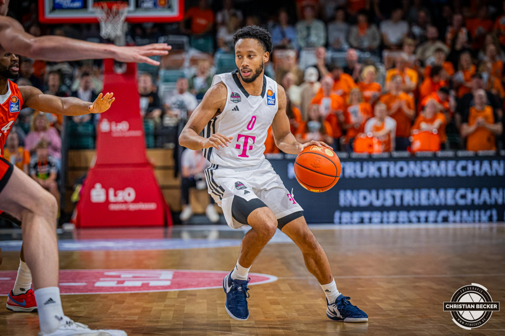 1. Basketball Bundesliga, easyCredit BBL, Saison 2024/2025, Herren, Hauptrunde, 1. Spieltag, 25.09.2024, RASTA Vechta -  Telekom Baskets Bonn
Darius McGhee (#0 - Telekom Baskets Bonn) in Aktion
Schlüsselwörter: 1. Bundesliga;1. Spieltag;25.09.2024;BBL;Basketball;Baskets;Bonn;Hauptrunde;Liga;RASTA;RASTA Dome;Saison 2024/2025;Telekom;Vechta;easycredit