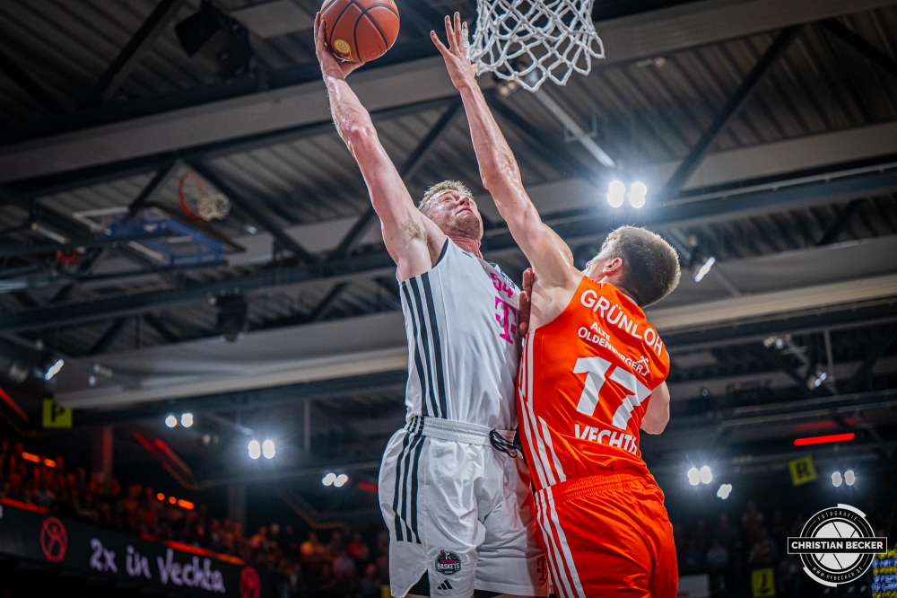 1. Basketball Bundesliga, easyCredit BBL, Saison 2024/2025, Herren, Hauptrunde, 1. Spieltag, 25.09.2024, RASTA Vechta -  Telekom Baskets Bonn
Thomas Kennedy (#54 - Telekom Baskets Bonn) beim Dunk gegen Johann Gr&uuml;nloh (#17 - RASTA Vechta)
Schlüsselwörter: 1. Bundesliga;1. Spieltag;25.09.2024;BBL;Basketball;Baskets;Bonn;Hauptrunde;Liga;RASTA;RASTA Dome;Saison 2024/2025;Telekom;Vechta;easycredit