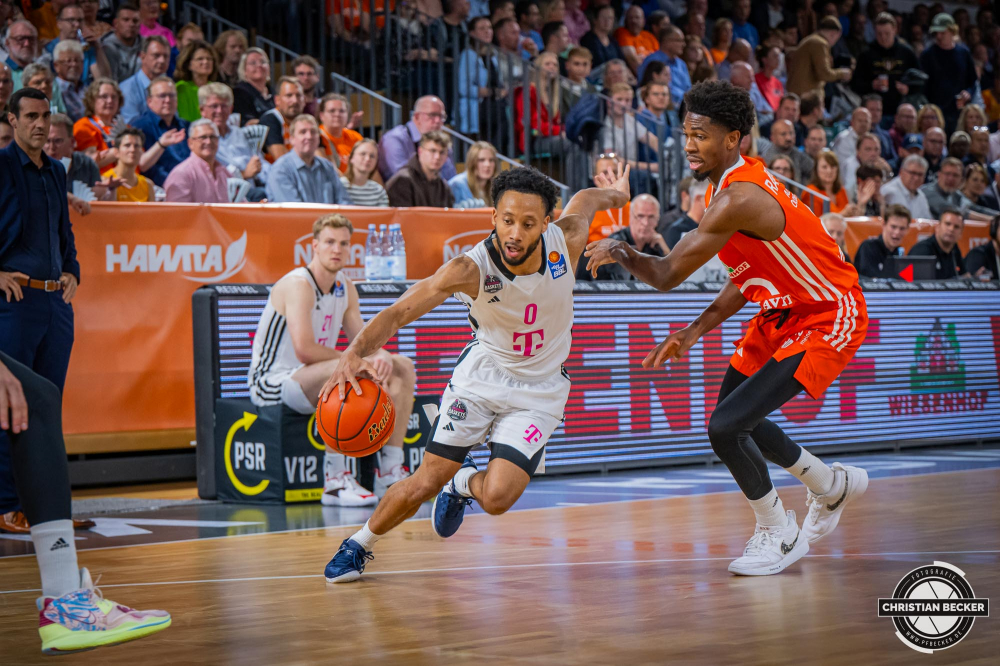 1. Basketball Bundesliga, easyCredit BBL, Saison 2024/2025, Herren, Hauptrunde, 1. Spieltag, 25.09.2024, RASTA Vechta -  Telekom Baskets Bonn
Darius McGhee (#0 - Telekom Baskets Bonn) in Aktion gegen Brandon Randolph (#8 - RASTA Vechta)
Schlüsselwörter: 1. Bundesliga;1. Spieltag;25.09.2024;BBL;Basketball;Baskets;Bonn;Hauptrunde;Liga;RASTA;RASTA Dome;Saison 2024/2025;Telekom;Vechta;easycredit