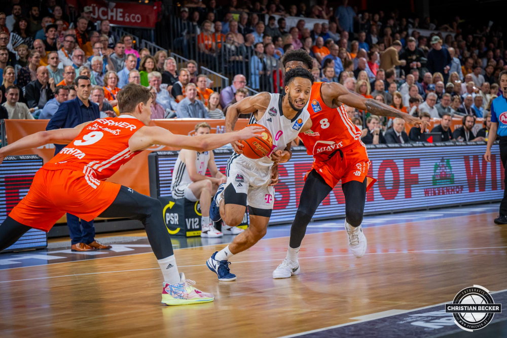 1. Basketball Bundesliga, easyCredit BBL, Saison 2024/2025, Herren, Hauptrunde, 1. Spieltag, 25.09.2024, RASTA Vechta -  Telekom Baskets Bonn
Darius McGhee (#0 - Telekom Baskets Bonn) in Aktion gegen Joschka Ferner (#9 - RASTA Vechta) und Brandon Randolph (#8 - RASTA Vechta)
Schlüsselwörter: 1. Bundesliga;1. Spieltag;25.09.2024;BBL;Basketball;Baskets;Bonn;Hauptrunde;Liga;RASTA;RASTA Dome;Saison 2024/2025;Telekom;Vechta;easycredit