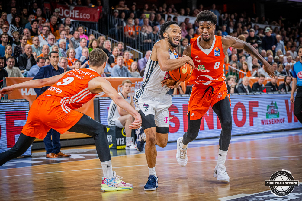 1. Basketball Bundesliga, easyCredit BBL, Saison 2024/2025, Herren, Hauptrunde, 1. Spieltag, 25.09.2024, RASTA Vechta -  Telekom Baskets Bonn
Darius McGhee (#0 - Telekom Baskets Bonn) in Aktion gegen Joschka Ferner (#9 - RASTA Vechta) und Brandon Randolph (#8 - RASTA Vechta)
Schlüsselwörter: 1. Bundesliga;1. Spieltag;25.09.2024;BBL;Basketball;Baskets;Bonn;Hauptrunde;Liga;RASTA;RASTA Dome;Saison 2024/2025;Telekom;Vechta;easycredit