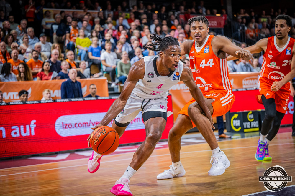 1. Basketball Bundesliga, easyCredit BBL, Saison 2024/2025, Herren, Hauptrunde, 1. Spieltag, 25.09.2024, RASTA Vechta -  Telekom Baskets Bonn
Phlandrous Fleming Jr. (#4 - Telekom Baskets Bonn) in Aktion gegen Isaiah Cozart (#44 - RASTA Vechta)
Schlüsselwörter: 1. Bundesliga;1. Spieltag;25.09.2024;BBL;Basketball;Baskets;Bonn;Hauptrunde;Liga;RASTA;RASTA Dome;Saison 2024/2025;Telekom;Vechta;easycredit