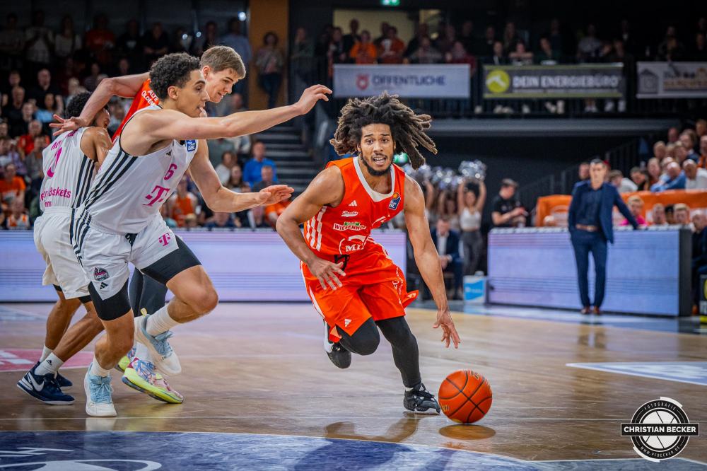 1. Basketball Bundesliga, easyCredit BBL, Saison 2024/2025, Herren, Hauptrunde, 1. Spieltag, 25.09.2024, RASTA Vechta -  Telekom Baskets Bonn
Tyger Campbell (#10 - RASTA Vechta) in Aktion gegen Angelo Allegri (#6 - Telekom Baskets Bonn)
Schlüsselwörter: 1. Bundesliga;1. Spieltag;25.09.2024;BBL;Basketball;Baskets;Bonn;Hauptrunde;Liga;RASTA;RASTA Dome;Saison 2024/2025;Telekom;Vechta;easycredit