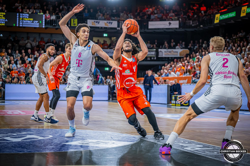 1. Basketball Bundesliga, easyCredit BBL, Saison 2024/2025, Herren, Hauptrunde, 1. Spieltag, 25.09.2024, RASTA Vechta -  Telekom Baskets Bonn
Tyger Campbell (#10 - RASTA Vechta) in Aktion gegen Angelo Allegri (#6 - Telekom Baskets Bonn)
Schlüsselwörter: 1. Bundesliga;1. Spieltag;25.09.2024;BBL;Basketball;Baskets;Bonn;Hauptrunde;Liga;RASTA;RASTA Dome;Saison 2024/2025;Telekom;Vechta;easycredit