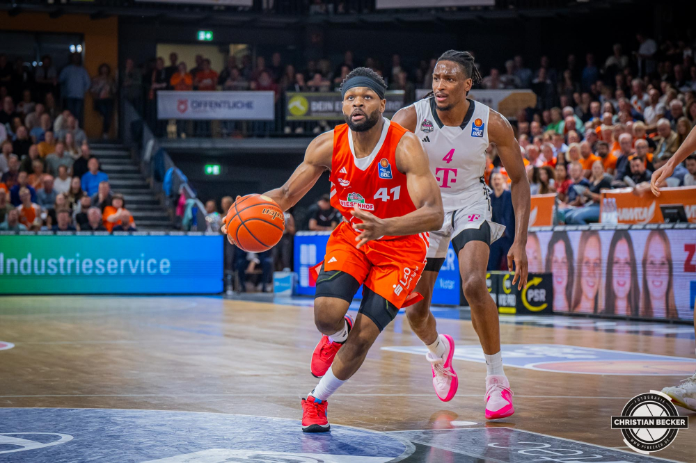 1. Basketball Bundesliga, easyCredit BBL, Saison 2024/2025, Herren, Hauptrunde, 1. Spieltag, 25.09.2024, RASTA Vechta -  Telekom Baskets Bonn
Lloyd Pandi (#41 - RASTA Vechta) in Aktion
Schlüsselwörter: 1. Bundesliga;1. Spieltag;25.09.2024;BBL;Basketball;Baskets;Bonn;Hauptrunde;Liga;RASTA;RASTA Dome;Saison 2024/2025;Telekom;Vechta;easycredit