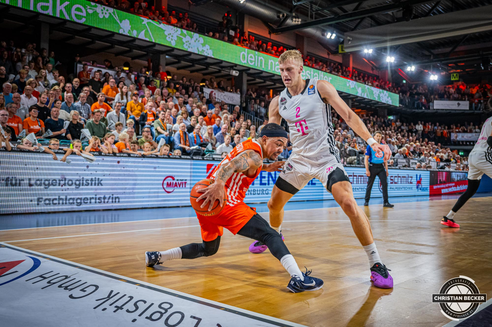 1. Basketball Bundesliga, easyCredit BBL, Saison 2024/2025, Herren, Hauptrunde, 1. Spieltag, 25.09.2024, RASTA Vechta -  Telekom Baskets Bonn
Justin Robinson (#12 - RASTA Vechta) in Aktion gegen Sam Griesel (#2 - Telekom Baskets Bonn)
Schlüsselwörter: 1. Bundesliga;1. Spieltag;25.09.2024;BBL;Basketball;Baskets;Bonn;Hauptrunde;Liga;RASTA;RASTA Dome;Saison 2024/2025;Telekom;Vechta;easycredit