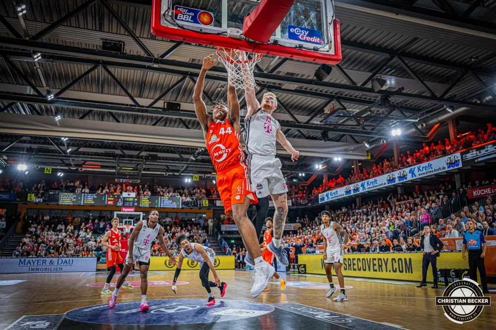 1. Basketball Bundesliga, easyCredit BBL, Saison 2024/2025, Herren, Hauptrunde, 1. Spieltag, 25.09.2024, RASTA Vechta -  Telekom Baskets Bonn
Isaiah Cozart (#44 - RASTA Vechta) beim Dunk gegen Bodie Hume (#13 - Telekom Baskets Bonn)
Schlüsselwörter: 1. Bundesliga;1. Spieltag;25.09.2024;BBL;Basketball;Baskets;Bonn;Hauptrunde;Liga;RASTA;RASTA Dome;Saison 2024/2025;Telekom;Vechta;easycredit