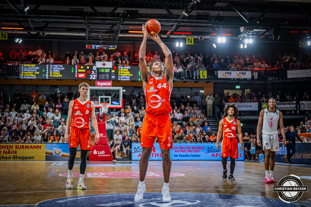 1. Basketball Bundesliga, easyCredit BBL, Saison 2024/2025, Herren, Hauptrunde, 1. Spieltag, 25.09.2024, RASTA Vechta -  Telekom Baskets Bonn
Isaiah Cozart (#44 - RASTA Vechta) w&auml;hrend der Partie
Schlüsselwörter: 1. Bundesliga;1. Spieltag;25.09.2024;BBL;Basketball;Baskets;Bonn;Hauptrunde;Liga;RASTA;RASTA Dome;Saison 2024/2025;Telekom;Vechta;easycredit