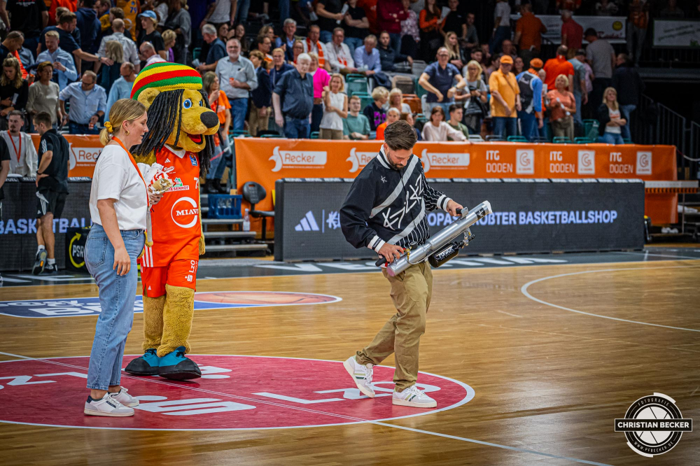 1. Basketball Bundesliga, easyCredit BBL, Saison 2024/2025, Herren, Hauptrunde, 1. Spieltag, 25.09.2024, RASTA Vechta -  Telekom Baskets Bonn
Spieltagssponsor Kickz mit der Trikotkanone
Schlüsselwörter: 1. Bundesliga;1. Spieltag;25.09.2024;BBL;Basketball;Baskets;Bonn;Hauptrunde;Liga;RASTA;RASTA Dome;Saison 2024/2025;Telekom;Vechta;easycredit