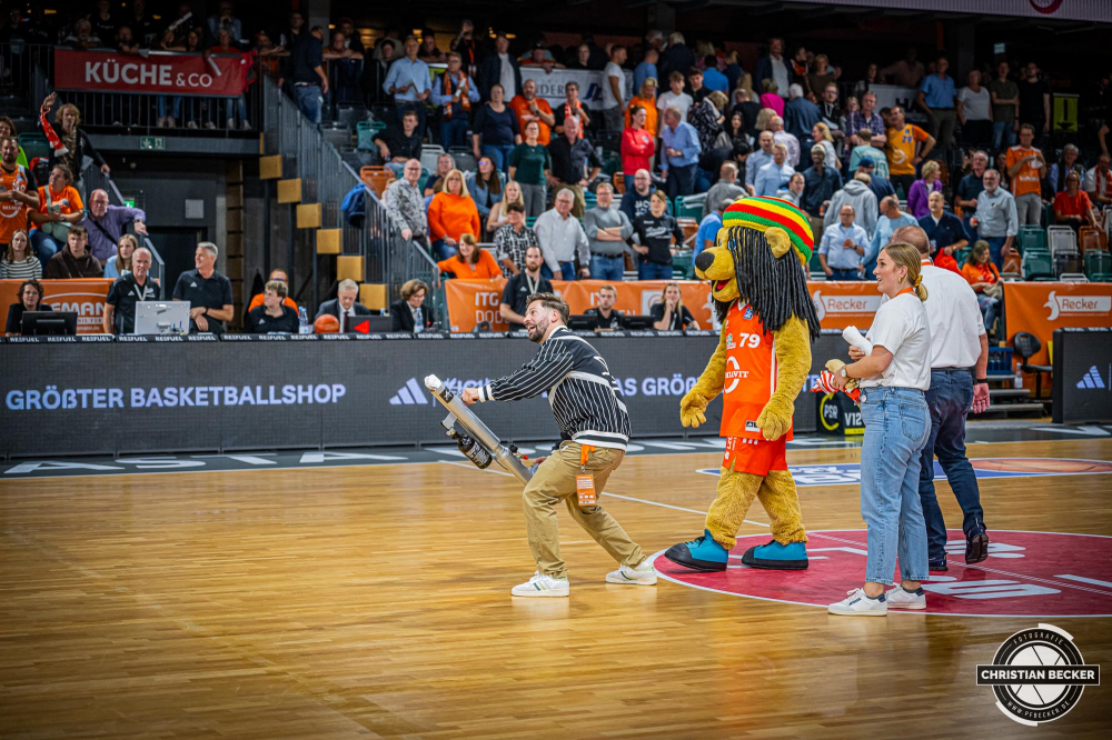 1. Basketball Bundesliga, easyCredit BBL, Saison 2024/2025, Herren, Hauptrunde, 1. Spieltag, 25.09.2024, RASTA Vechta -  Telekom Baskets Bonn
Spieltagssponsor Kickz mit der Trikotkanone
Schlüsselwörter: 1. Bundesliga;1. Spieltag;25.09.2024;BBL;Basketball;Baskets;Bonn;Hauptrunde;Liga;RASTA;RASTA Dome;Saison 2024/2025;Telekom;Vechta;easycredit