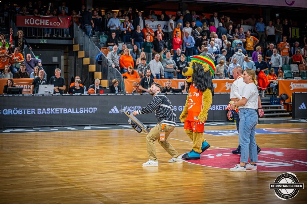 1. Basketball Bundesliga, easyCredit BBL, Saison 2024/2025, Herren, Hauptrunde, 1. Spieltag, 25.09.2024, RASTA Vechta -  Telekom Baskets Bonn
Spieltagssponsor Kickz mit der Trikotkanone
Schlüsselwörter: 1. Bundesliga;1. Spieltag;25.09.2024;BBL;Basketball;Baskets;Bonn;Hauptrunde;Liga;RASTA;RASTA Dome;Saison 2024/2025;Telekom;Vechta;easycredit