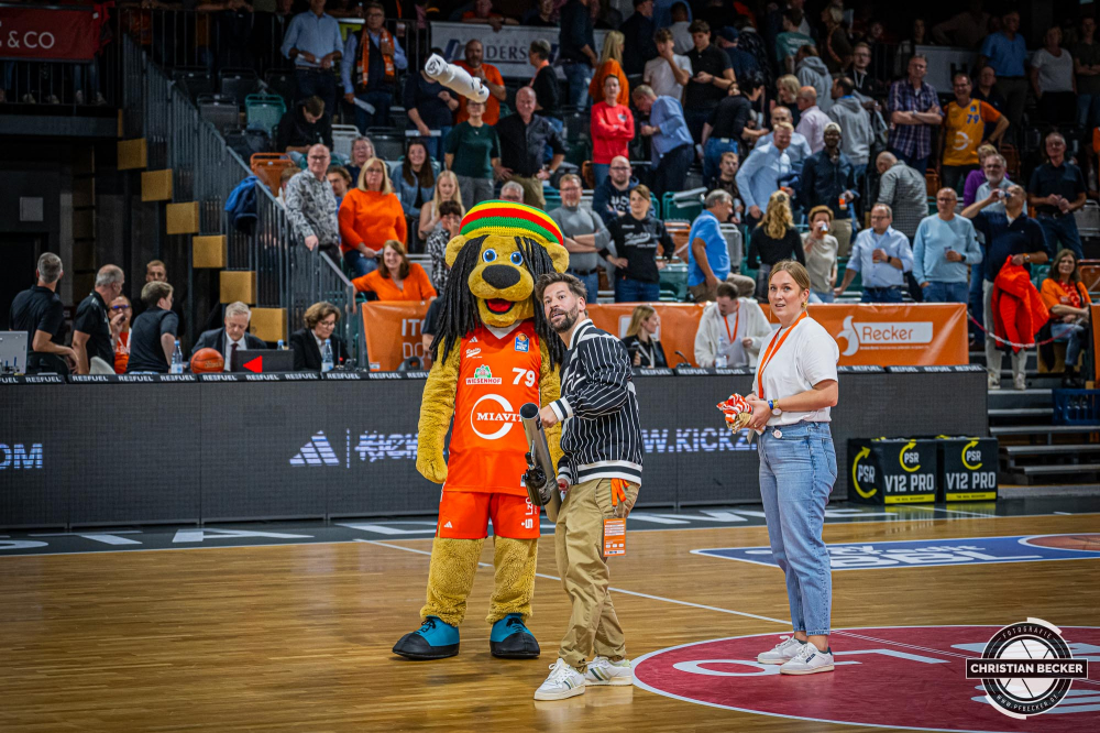 1. Basketball Bundesliga, easyCredit BBL, Saison 2024/2025, Herren, Hauptrunde, 1. Spieltag, 25.09.2024, RASTA Vechta -  Telekom Baskets Bonn
Spieltagssponsor Kickz mit der Trikotkanone
Schlüsselwörter: 1. Bundesliga;1. Spieltag;25.09.2024;BBL;Basketball;Baskets;Bonn;Hauptrunde;Liga;RASTA;RASTA Dome;Saison 2024/2025;Telekom;Vechta;easycredit