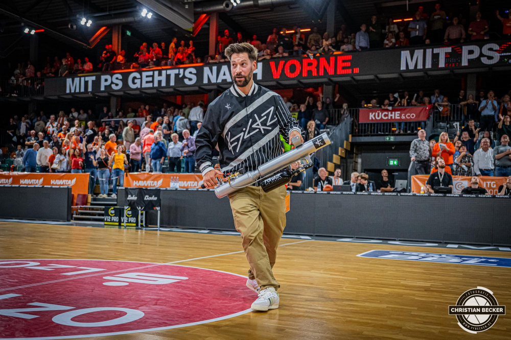 1. Basketball Bundesliga, easyCredit BBL, Saison 2024/2025, Herren, Hauptrunde, 1. Spieltag, 25.09.2024, RASTA Vechta -  Telekom Baskets Bonn
Spieltagssponsor Kickz mit der Trikotkanone
Schlüsselwörter: 1. Bundesliga;1. Spieltag;25.09.2024;BBL;Basketball;Baskets;Bonn;Hauptrunde;Liga;RASTA;RASTA Dome;Saison 2024/2025;Telekom;Vechta;easycredit