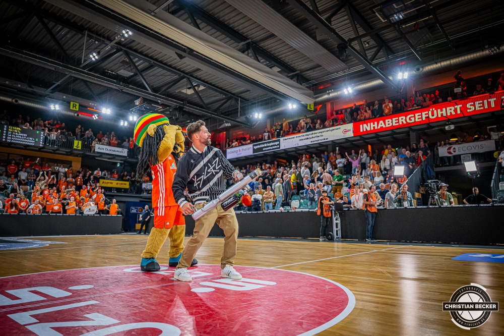 1. Basketball Bundesliga, easyCredit BBL, Saison 2024/2025, Herren, Hauptrunde, 1. Spieltag, 25.09.2024, RASTA Vechta -  Telekom Baskets Bonn
Spieltagssponsor Kickz mit der Trikotkanone
Schlüsselwörter: 1. Bundesliga;1. Spieltag;25.09.2024;BBL;Basketball;Baskets;Bonn;Hauptrunde;Liga;RASTA;RASTA Dome;Saison 2024/2025;Telekom;Vechta;easycredit