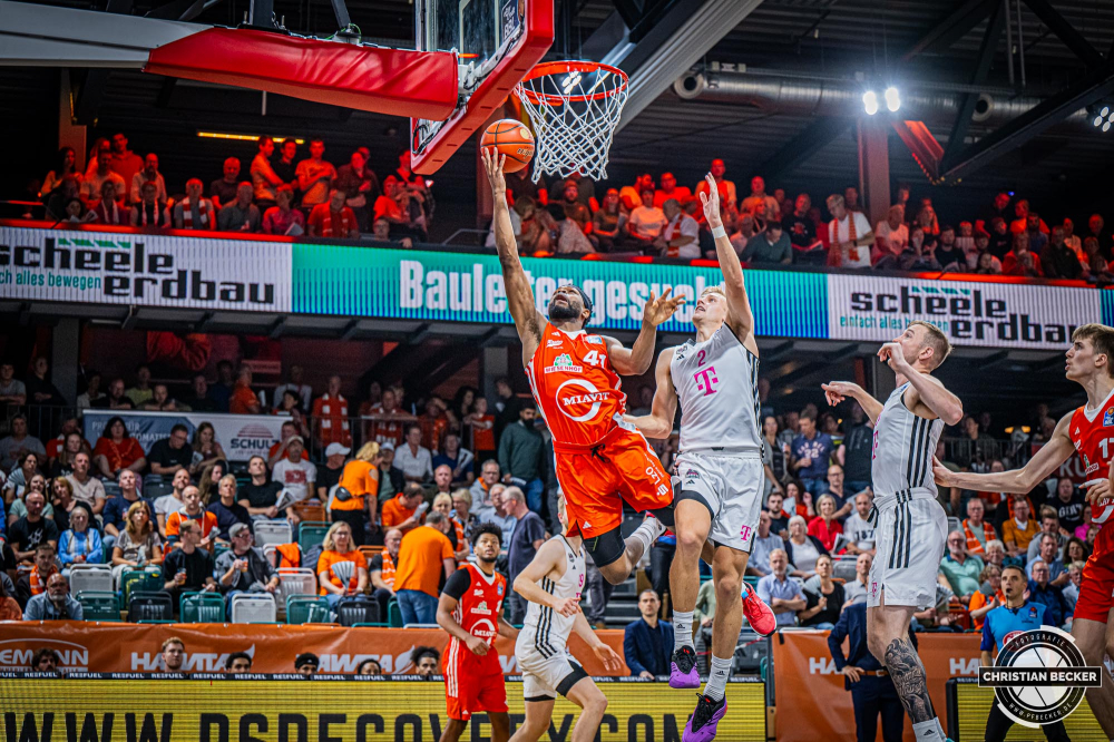 1. Basketball Bundesliga, easyCredit BBL, Saison 2024/2025, Herren, Hauptrunde, 1. Spieltag, 25.09.2024, RASTA Vechta -  Telekom Baskets Bonn
Lloyd Pandi (#41 - RASTA Vechta) beim Korbleger gegen Sam Griesel (#2 - Telekom Baskets Bonn)
Schlüsselwörter: 1. Bundesliga;1. Spieltag;25.09.2024;BBL;Basketball;Baskets;Bonn;Hauptrunde;Liga;RASTA;RASTA Dome;Saison 2024/2025;Telekom;Vechta;easycredit