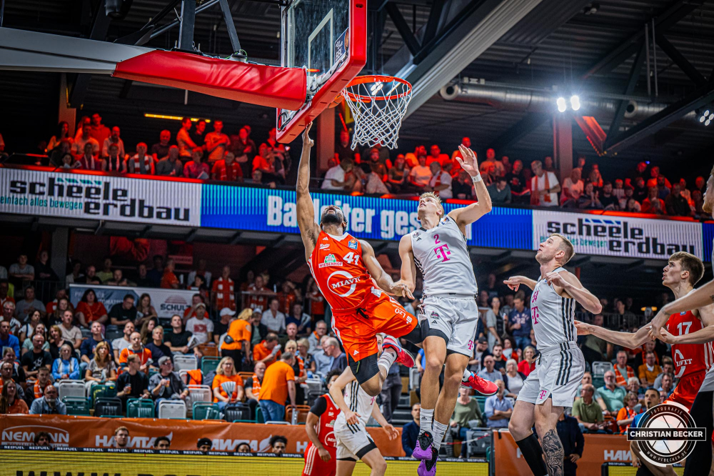 1. Basketball Bundesliga, easyCredit BBL, Saison 2024/2025, Herren, Hauptrunde, 1. Spieltag, 25.09.2024, RASTA Vechta -  Telekom Baskets Bonn
Lloyd Pandi (#41 - RASTA Vechta) beim Korbleger gegen Sam Griesel (#2 - Telekom Baskets Bonn)
Schlüsselwörter: 1. Bundesliga;1. Spieltag;25.09.2024;BBL;Basketball;Baskets;Bonn;Hauptrunde;Liga;RASTA;RASTA Dome;Saison 2024/2025;Telekom;Vechta;easycredit