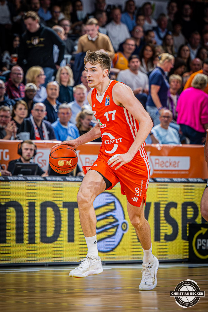 1. Basketball Bundesliga, easyCredit BBL, Saison 2024/2025, Herren, Hauptrunde, 1. Spieltag, 25.09.2024, RASTA Vechta -  Telekom Baskets Bonn
Johann Gr&uuml;nloh (#17 - RASTA Vechta) in Aktion
Schlüsselwörter: 1. Bundesliga;1. Spieltag;25.09.2024;BBL;Basketball;Baskets;Bonn;Hauptrunde;Liga;RASTA;RASTA Dome;Saison 2024/2025;Telekom;Vechta;easycredit