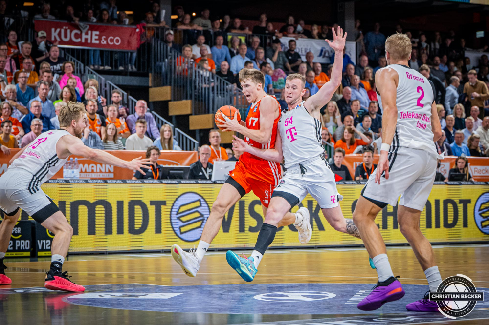 1. Basketball Bundesliga, easyCredit BBL, Saison 2024/2025, Herren, Hauptrunde, 1. Spieltag, 25.09.2024, RASTA Vechta -  Telekom Baskets Bonn
Johann Gr&uuml;nloh (#17 - RASTA Vechta) in Aktion gegen Thomas Kennedy (#54 - Telekom Baskets Bonn)
Schlüsselwörter: 1. Bundesliga;1. Spieltag;25.09.2024;BBL;Basketball;Baskets;Bonn;Hauptrunde;Liga;RASTA;RASTA Dome;Saison 2024/2025;Telekom;Vechta;easycredit