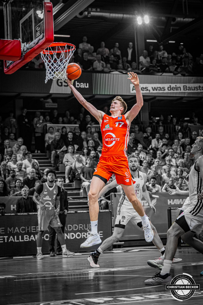 1. Basketball Bundesliga, easyCredit BBL, Saison 2024/2025, Herren, Hauptrunde, 1. Spieltag, 25.09.2024, RASTA Vechta -  Telekom Baskets Bonn
Johann Gr&uuml;nloh (#17 - RASTA Vechta) beim Korbleger
Schlüsselwörter: 1. Bundesliga;1. Spieltag;25.09.2024;BBL;Basketball;Baskets;Bonn;Hauptrunde;Liga;RASTA;RASTA Dome;Saison 2024/2025;Telekom;Vechta;easycredit