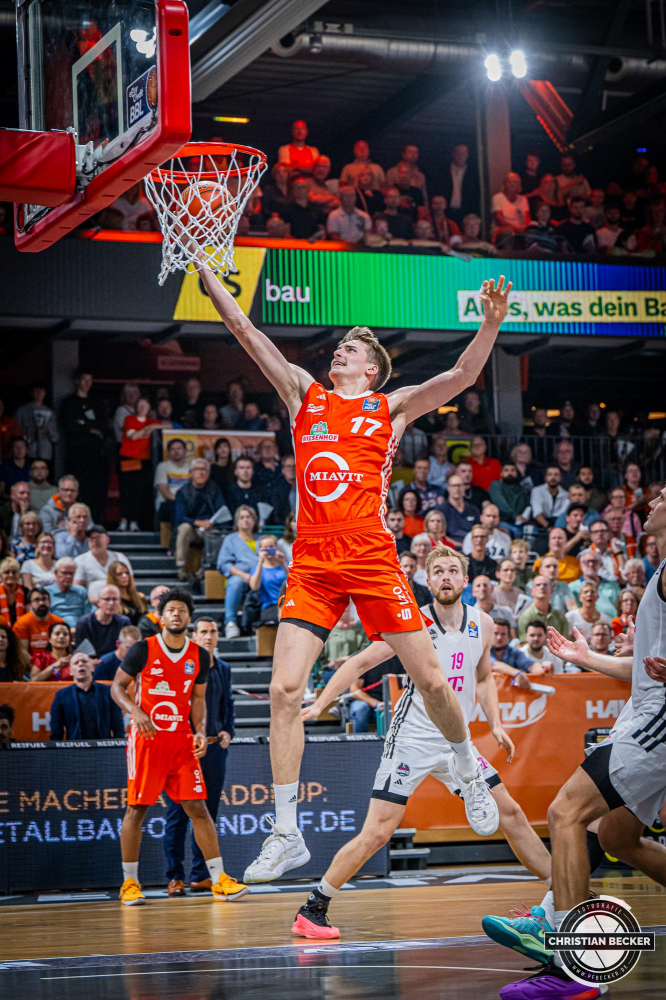 1. Basketball Bundesliga, easyCredit BBL, Saison 2024/2025, Herren, Hauptrunde, 1. Spieltag, 25.09.2024, RASTA Vechta -  Telekom Baskets Bonn
Johann Gr&uuml;nloh (#17 - RASTA Vechta) beim Korbleger
Schlüsselwörter: 1. Bundesliga;1. Spieltag;25.09.2024;BBL;Basketball;Baskets;Bonn;Hauptrunde;Liga;RASTA;RASTA Dome;Saison 2024/2025;Telekom;Vechta;easycredit