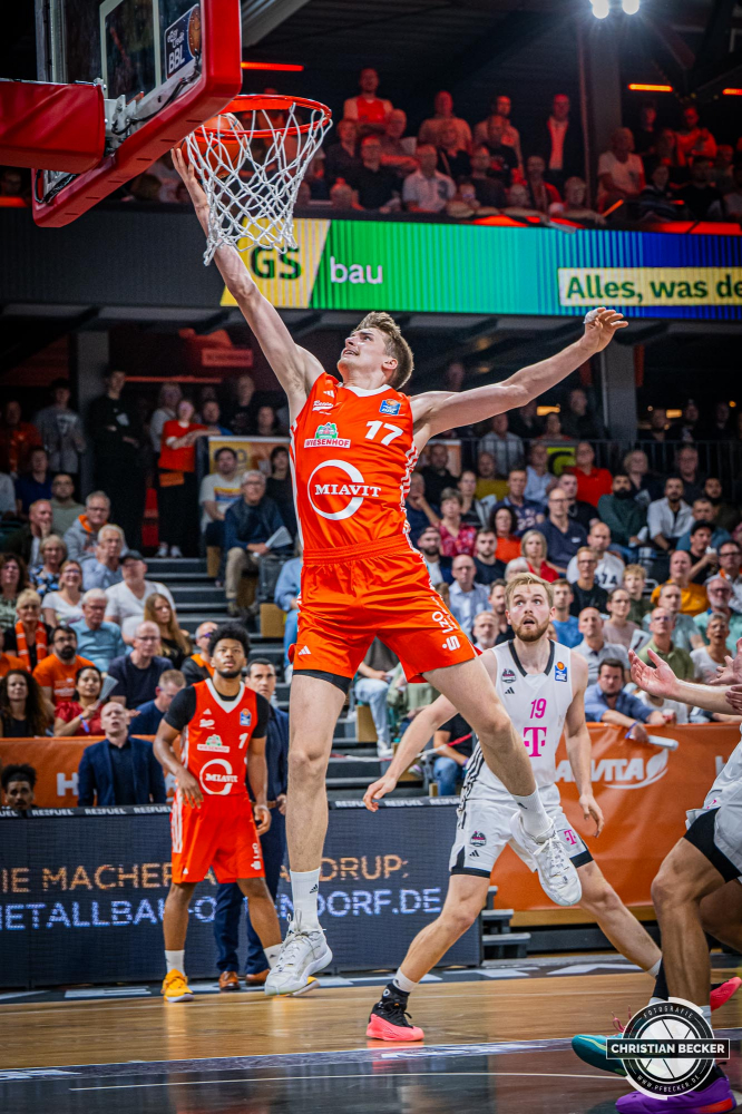 1. Basketball Bundesliga, easyCredit BBL, Saison 2024/2025, Herren, Hauptrunde, 1. Spieltag, 25.09.2024, RASTA Vechta -  Telekom Baskets Bonn
Johann Gr&uuml;nloh (#17 - RASTA Vechta) beim Korbleger
Schlüsselwörter: 1. Bundesliga;1. Spieltag;25.09.2024;BBL;Basketball;Baskets;Bonn;Hauptrunde;Liga;RASTA;RASTA Dome;Saison 2024/2025;Telekom;Vechta;easycredit