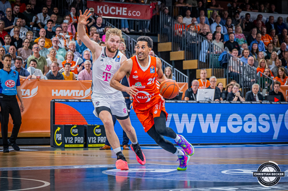 1. Basketball Bundesliga, easyCredit BBL, Saison 2024/2025, Herren, Hauptrunde, 1. Spieltag, 25.09.2024, RASTA Vechta -  Telekom Baskets Bonn
Joel Aminu (#21 - RASTA Vechta) in Aktion gegen Till Pape (#19 - Telekom Baskets Bonn)
Schlüsselwörter: 1. Bundesliga;1. Spieltag;25.09.2024;BBL;Basketball;Baskets;Bonn;Hauptrunde;Liga;RASTA;RASTA Dome;Saison 2024/2025;Telekom;Vechta;easycredit