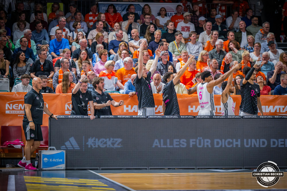 1. Basketball Bundesliga, easyCredit BBL, Saison 2024/2025, Herren, Hauptrunde, 1. Spieltag, 25.09.2024, RASTA Vechta -  Telekom Baskets Bonn
Das Team der Telekom Baskets Bonn zeigt Emotionen w&auml;hrend der Partie
Schlüsselwörter: 1. Bundesliga;1. Spieltag;25.09.2024;BBL;Basketball;Baskets;Bonn;Hauptrunde;Liga;RASTA;RASTA Dome;Saison 2024/2025;Telekom;Vechta;easycredit