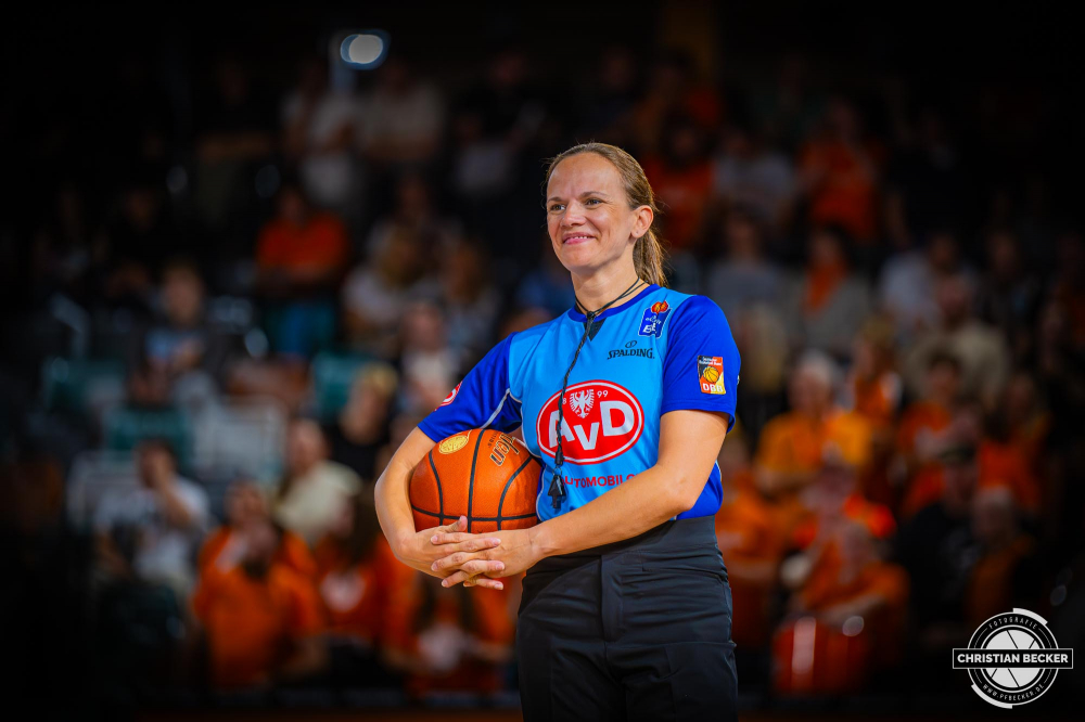 1. Basketball Bundesliga, easyCredit BBL, Saison 2024/2025, Herren, Hauptrunde, 1. Spieltag, 25.09.2024, RASTA Vechta -  Telekom Baskets Bonn
Anne Panther (Schiedsrichter BBL) w&auml;hrend der Partie
Schlüsselwörter: 1. Bundesliga;1. Spieltag;25.09.2024;BBL;Basketball;Baskets;Bonn;Hauptrunde;Liga;RASTA;RASTA Dome;Saison 2024/2025;Telekom;Vechta;easycredit