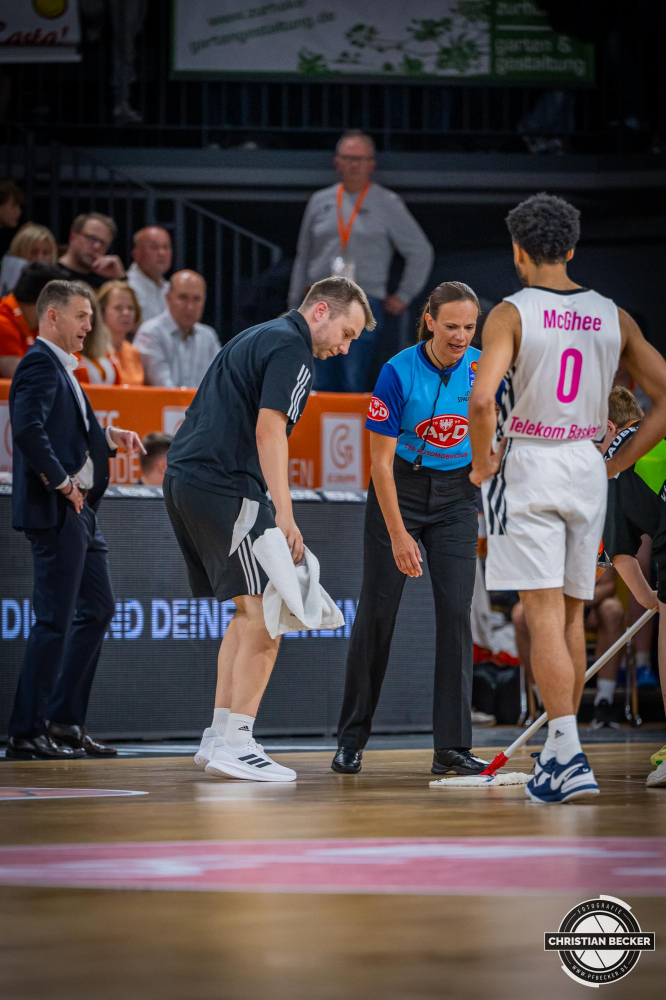 1. Basketball Bundesliga, easyCredit BBL, Saison 2024/2025, Herren, Hauptrunde, 1. Spieltag, 25.09.2024, RASTA Vechta -  Telekom Baskets Bonn
Sebastian S&uuml;dkamp (Teambetreuer - RASTA Vechta) w&auml;hrend der Partie
Schlüsselwörter: 1. Bundesliga;1. Spieltag;25.09.2024;BBL;Basketball;Baskets;Bonn;Hauptrunde;Liga;RASTA;RASTA Dome;Saison 2024/2025;Telekom;Vechta;easycredit