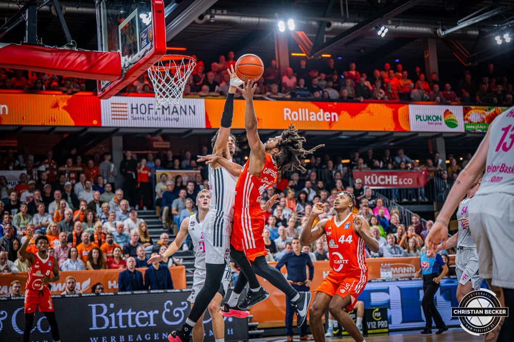 1. Basketball Bundesliga, easyCredit BBL, Saison 2024/2025, Herren, Hauptrunde, 1. Spieltag, 25.09.2024, RASTA Vechta -  Telekom Baskets Bonn
Tyger Campbell (#10 - RASTA Vechta) beim Korbleger
Schlüsselwörter: 1. Bundesliga;1. Spieltag;25.09.2024;BBL;Basketball;Baskets;Bonn;Hauptrunde;Liga;RASTA;RASTA Dome;Saison 2024/2025;Telekom;Vechta;easycredit