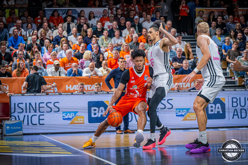 1. Basketball Bundesliga, easyCredit BBL, Saison 2024/2025, Herren, Hauptrunde, 1. Spieltag, 25.09.2024, RASTA Vechta -  Telekom Baskets Bonn
Jayden Gardner (#1 - RASTA Vechta) in Aktion gegen Jonathan B&auml;hre (#1 - Telekom Baskets Bonn)
Schlüsselwörter: 1. Bundesliga;1. Spieltag;25.09.2024;BBL;Basketball;Baskets;Bonn;Hauptrunde;Liga;RASTA;RASTA Dome;Saison 2024/2025;Telekom;Vechta;easycredit