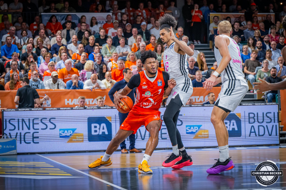 1. Basketball Bundesliga, easyCredit BBL, Saison 2024/2025, Herren, Hauptrunde, 1. Spieltag, 25.09.2024, RASTA Vechta -  Telekom Baskets Bonn
Jayden Gardner (#1 - RASTA Vechta) in Aktion gegen Jonathan B&auml;hre (#1 - Telekom Baskets Bonn)
Schlüsselwörter: 1. Bundesliga;1. Spieltag;25.09.2024;BBL;Basketball;Baskets;Bonn;Hauptrunde;Liga;RASTA;RASTA Dome;Saison 2024/2025;Telekom;Vechta;easycredit