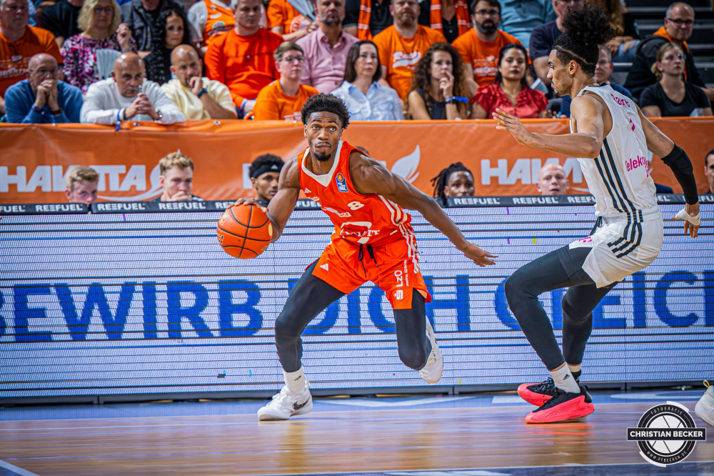 1. Basketball Bundesliga, easyCredit BBL, Saison 2024/2025, Herren, Hauptrunde, 1. Spieltag, 25.09.2024, RASTA Vechta -  Telekom Baskets Bonn
Brandon Randolph (#8 - RASTA Vechta) in Aktion gegen Jonathan B&auml;hre (#1 - Telekom Baskets Bonn)
Schlüsselwörter: 1. Bundesliga;1. Spieltag;25.09.2024;BBL;Basketball;Baskets;Bonn;Hauptrunde;Liga;RASTA;RASTA Dome;Saison 2024/2025;Telekom;Vechta;easycredit