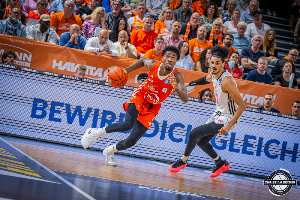 1. Basketball Bundesliga, easyCredit BBL, Saison 2024/2025, Herren, Hauptrunde, 1. Spieltag, 25.09.2024, RASTA Vechta -  Telekom Baskets Bonn
Brandon Randolph (#8 - RASTA Vechta) in Aktion gegen Jonathan B&auml;hre (#1 - Telekom Baskets Bonn)
Schlüsselwörter: 1. Bundesliga;1. Spieltag;25.09.2024;BBL;Basketball;Baskets;Bonn;Hauptrunde;Liga;RASTA;RASTA Dome;Saison 2024/2025;Telekom;Vechta;easycredit