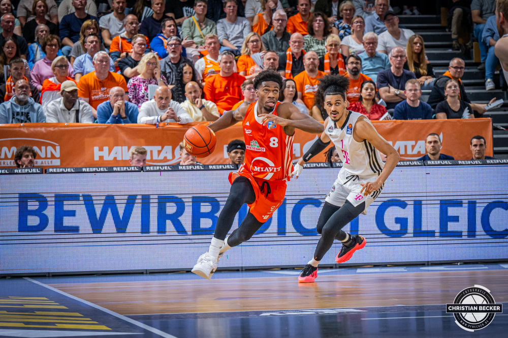1. Basketball Bundesliga, easyCredit BBL, Saison 2024/2025, Herren, Hauptrunde, 1. Spieltag, 25.09.2024, RASTA Vechta -  Telekom Baskets Bonn
Brandon Randolph (#8 - RASTA Vechta) in Aktion gegen Jonathan B&auml;hre (#1 - Telekom Baskets Bonn)
Schlüsselwörter: 1. Bundesliga;1. Spieltag;25.09.2024;BBL;Basketball;Baskets;Bonn;Hauptrunde;Liga;RASTA;RASTA Dome;Saison 2024/2025;Telekom;Vechta;easycredit