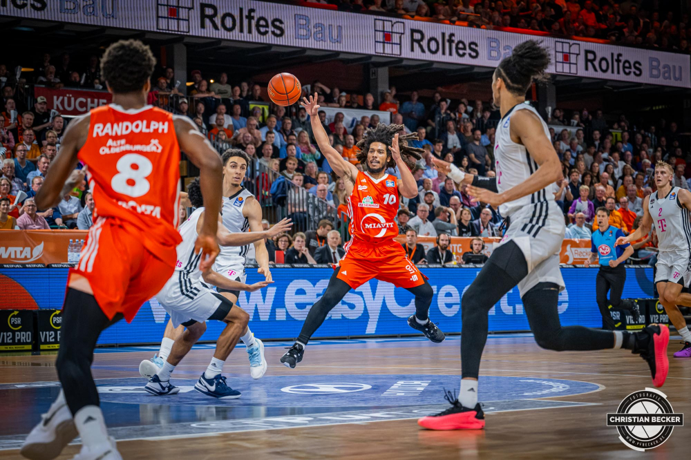 1. Basketball Bundesliga, easyCredit BBL, Saison 2024/2025, Herren, Hauptrunde, 1. Spieltag, 25.09.2024, RASTA Vechta -  Telekom Baskets Bonn
Tyger Campbell (#10 - RASTA Vechta) in Aktion
Schlüsselwörter: 1. Bundesliga;1. Spieltag;25.09.2024;BBL;Basketball;Baskets;Bonn;Hauptrunde;Liga;RASTA;RASTA Dome;Saison 2024/2025;Telekom;Vechta;easycredit