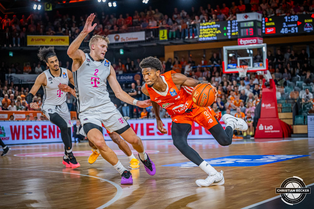 1. Basketball Bundesliga, easyCredit BBL, Saison 2024/2025, Herren, Hauptrunde, 1. Spieltag, 25.09.2024, RASTA Vechta -  Telekom Baskets Bonn
Brandon Randolph (#8 - RASTA Vechta) in Aktion gegen Sam Griesel (#2 - Telekom Baskets Bonn)
Schlüsselwörter: 1. Bundesliga;1. Spieltag;25.09.2024;BBL;Basketball;Baskets;Bonn;Hauptrunde;Liga;RASTA;RASTA Dome;Saison 2024/2025;Telekom;Vechta;easycredit