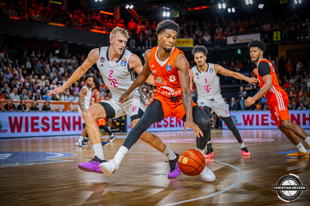 1. Basketball Bundesliga, easyCredit BBL, Saison 2024/2025, Herren, Hauptrunde, 1. Spieltag, 25.09.2024, RASTA Vechta -  Telekom Baskets Bonn
Brandon Randolph (#8 - RASTA Vechta) in Aktion gegen Sam Griesel (#2 - Telekom Baskets Bonn)
Schlüsselwörter: 1. Bundesliga;1. Spieltag;25.09.2024;BBL;Basketball;Baskets;Bonn;Hauptrunde;Liga;RASTA;RASTA Dome;Saison 2024/2025;Telekom;Vechta;easycredit