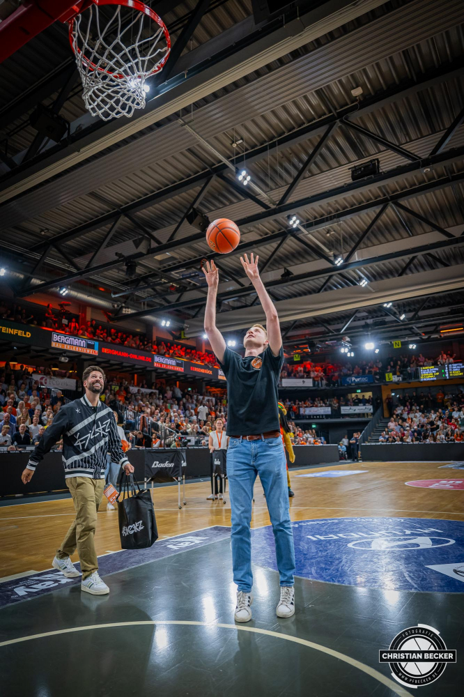 1. Basketball Bundesliga, easyCredit BBL, Saison 2024/2025, Herren, Hauptrunde, 1. Spieltag, 25.09.2024, RASTA Vechta -  Telekom Baskets Bonn
Spieltagssponsor Kickz beim Gewinnspiel mit einem Fan
Schlüsselwörter: 1. Bundesliga;1. Spieltag;25.09.2024;BBL;Basketball;Baskets;Bonn;Hauptrunde;Liga;RASTA;RASTA Dome;Saison 2024/2025;Telekom;Vechta;easycredit